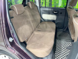 広々とした2列目シートは居住性が高く、居心地も快適!友達や家族とのお出かけにぴったりです。ベビーシートやチャイルドシート使用時も快適にお過ごしいただける十分な空間を確保しています。