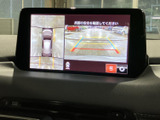 周囲の状況や車両後方を画面で確認でき、駐車時の安全確認をサポートします。ガイド表示も見ながら車庫入れできるため、限られたスペースでの駐車にも便利です。