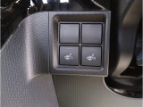 小物が収納できる運転席側インパネアンダーボックス。 ボックス内にはUSBソケットが一口。