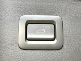 【パワーバックドア】スマートキーや運転席のボタンを押すだけでリアゲートが自動で開閉します!荷物を持っている時や、高い位置にあるバックドアを閉める際に便利な機能です♪