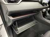車検証や取扱説明書などをすっきり収納できる、助手席前の便利なグローブボックスです。