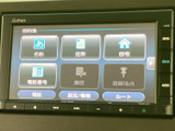 目的地検索や電話、設定などのメニューが画面に整理され、必要な項目を選びやすい構成です。日々の移動を支える案内機能を活用できます。
