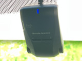 フロントガラス上部に機器を設置しており、視界を遮りにくい位置にまとまっています。車内の装備をすっきり配置したい方にもご注目いただきたいポイントです。