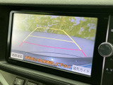 後方の映像にガイド線が表示され、駐車時に車両周辺を確認する目安として便利です。画面だけに頼らず周囲を直接確認しながら、落ち着いて駐車操作を行えます。