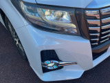 【LEDヘッドライト】悪天候や夜間走行時も良好な視界を確保し安心して運転できる高輝度LEDヘッドライトを装備!点灯速度が早く、消費電力も抑えられています。
