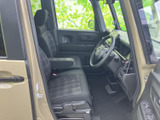 運転席まわりは前方から側方まで見渡しやすく、乗り降りもしやすい開口部です。チェック柄のシートが落ち着いた雰囲気を添えています。