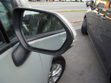 隣車線を走る車両をレーダーで検知し、ドアミラーでは確認しにくい後側方エリアに存在する車両に加え、急接近してくる車両も検知します。車両を検知するとドアミラーに搭載されたLEDインジケーターが点灯します。