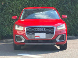 Audiデザインの特徴であるシングルフレームグリルが存在感を主張します。