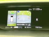 後方の映像に加えて車両周辺の様子も画面で確認でき、駐車や後退時の安全確認をサポートします。目視とあわせて周囲を把握しやすく、日常の駐車に便利です。