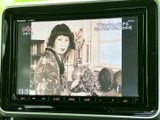 テレビ映像を映し出せる画面を装備しています。停車中の休憩時間などに映像を視聴でき、車内で過ごすひとときをより楽しく演出します。画面上で番組の情報も確認できるため、停車中に便利です。