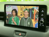 テレビ映像を楽しめる画面を装備しています。お出かけ先での休憩時間など、停車中に番組をご覧になりたい場面で活用でき、車内で過ごす時間の楽しみが広がります。