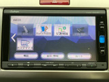 USBやBluetooth Audio、交通情報、VTR/AUXなどの項目が一覧で表示され、目的に合わせて選びやすい画面です。電話や設定、ルートのメニューもあり、日々の利用をサポートします。