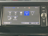 AM・FMラジオやディスク、テレビ、SDなど複数の音源を画面から選択できます。交通情報や音声のオン・オフにも対応したメニューで、日常の移動に合わせて使い分けられます。