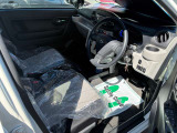 運転席はこちらです。プライベートな車内なのでリラックスできる空間を。