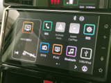 ラジオやテレビ、Bluetooth、USBなどのメニューが画面上に表示され、使いたい機能を見つけやすい構成です。タッチ操作で選択でき、毎日の移動にも便利に活用できます。