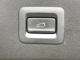 【パワーバックドア】スマートキーや運転席のボタンを押すだけでリアゲートが自動で開閉します!荷物を持っている時や、高い位置にあるバックドアを閉める際に便利な機能です♪