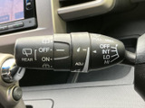 各操作位置がレバーに表示され、運転席から必要な設定を確認しやすい仕様です。前後のワイパーに関する表示もまとめられており、雨天時など視界確保が必要な場面で役立ちます。
