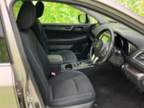 運転席まわりは視界が広く、前方や周囲の様子を確認しやすいレイアウトです。シートには落ち着いた色味を採用し、日常の運転にもなじみやすい空間です。