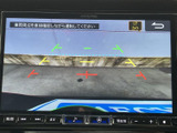 後方の映像にガイドラインが表示され、駐車時に車両後方の位置関係を確認する目安になります。周囲を直接目視しながら画面も活用でき、車庫入れや駐車時の確認をサポートする装備です。