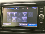 AM・FMやテレビ、Bluetooth、USB、HDMIなど、複数のオーディオソースを画面から選択できます。使いたい入力を確認しながら切り替えられる装備です。
