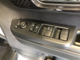 【窓操作部分】運転席のスイッチでは、すべてのウィンドーの開閉操作を行うことができます。