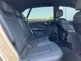 体を支えるためにシートを硬めにしております。長時間の運転でも疲れにくいように、サポート力重視で設計されております。