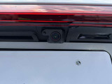 ●バックカメラ『駐車や後方の視界をサポートするための重要な機能です。多くのモデルに標準装備またはオプションとして搭載、リアバンパーに取り付けられたカメラが後方の映像を車内のディスプレイに表示します』
