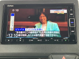 テレビ番組を画面に表示でき、停車中の休憩時間などに映像を視聴できます。ナビと同じ画面から選べるため、目的地案内などとの切り替えもしやすく、待ち時間を過ごす際に便利です。