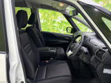 前席は視界が広く、運転席から前方や左右を確認しやすい配置です。シートは落ち着いた色合いで、ゆったり座れる印象。助手席側にもゆとりがあり、同乗者もくつろぎやすい室内です。