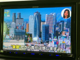 テレビ番組を画面で視聴でき、停車中の休憩時間も車内で過ごすひとときに活用できます。目的地で待ち時間があるときなどに、映像を楽しめる装備です。
