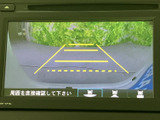 画面には車両後方の映像とガイド線が表示され、駐車時の後方確認をサポートします。周囲を直接確認しながら使えるため、駐車に不慣れな方にも心強い装備です。