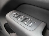 ウィンドウコントロールスイッチは全ての窓をワンタッチで全開閉でき、ロックボタンにより窓とドアの開閉を制御可能。