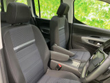 前席は身体を預けやすい形状で、運転席と助手席それぞれにアームレストを備えています。窓からの視界も広く、明るさを感じながら過ごせる空間です。