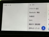 設定画面にはドライバー設定やBluetooth、Wi-Fiなどの項目が並び、必要なメニューを見つけやすい表示です。画面上で確認しながら各種設定を行えます。