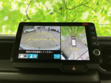 後方の映像に加えて車両周囲を俯瞰した表示も確認でき、駐車時の周囲確認をサポートします。画面には目安となるガイド線も表示され、車庫入れに便利です。