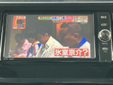 テレビ番組を画面に表示でき、停車中に車内で映像を視聴したい場面に活用できます。画面脇には音量などの操作部もまとまり、停車時の待ち時間を過ごす際にも便利です。