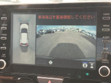 車両周辺の映像と車両位置を示す表示を同時に確認でき、駐車時の周囲確認に役立ちます。モニター上の案内表示を見ながら、停車場所や周辺の状況を確かめる際に便利な装備です。