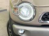【LEDヘッドライト】悪天候や夜間走行時も良好な視界を確保し安心して運転できる高輝度LEDヘッドライトを装備!点灯速度が早く、消費電力も抑えられています。