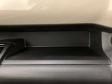 【インパネトレー】財布やスマートフォン等が置けます。