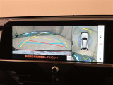 車を上から見たような視点のパノラミックビューモニター。後方の死角だけでなく左右や前方の障害物の発見もしやすくなります!