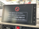 大きく見やすい画面にホームボタンや音量調整などを配置し、必要な項目を確認しやすい構成です。目的地設定や音楽の操作も画面から行えます。