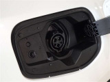 運転席後方に充電用差込口があります。