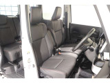 ■ベンチシート■  運転席&hArr;助手席の移動もしやすいベンチシートです。