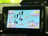テレビ映像を画面に表示できるため、停車中の休憩時間などに番組を視聴できます。大きく見やすい画面で、待ち時間も車内で過ごしやすくなる便利な装備です。