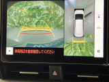後方映像に加えて車両周辺の表示も確認でき、駐車時の周囲確認をサポートします。ガイド表示を目安に車庫入れしやすく、幅の限られた場所でも便利です。