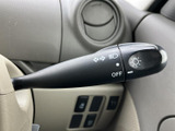 レバーには各操作を示すマークが表示され、運転姿勢のまま目で確認しやすい配置です。必要な表示を見分けやすく、日常の運転時にも手元の操作を把握しやすい装備です。