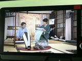 テレビ番組を画面で視聴でき、停車中の待ち時間を車内で過ごす際にも活用できます。画面内に時刻も表示され、車内でのひとときをより便利にお使いいただけます。
