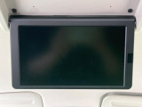【フリップダウンモニター】大画面モニターで後席でもエンタメをお楽しみいただけます。小さなお子様にも大人気の装備です♪【フリップダウンモニター】大画面モニターで後席でもエンタメをお楽しみいただけます。