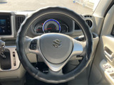 握りやすいステアリングで、運転操作を快適に行えます。ステアリング周りには便利な操作スイッチも配置されており、運転に集中できます。