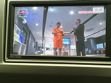 テレビ番組を表示できる画面を備えており、停車中の待ち時間などに映像を視聴できます。画面が見やすく、休憩のひとときにも活用しやすい装備です。